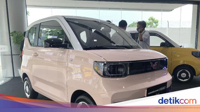 Finally!  Wuling Hongguang EV Cheap Electric Car Lands in Jakarta