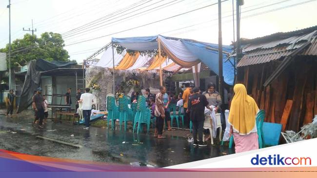 Hujan Es Dan Angin Kencang Porak Porandakan Belasan Rumah Di Sidoarjo