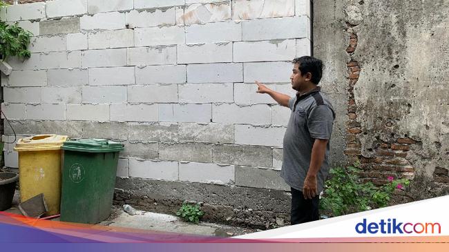 The Reason Two Neighbors Close Access to One Family House in Surabaya