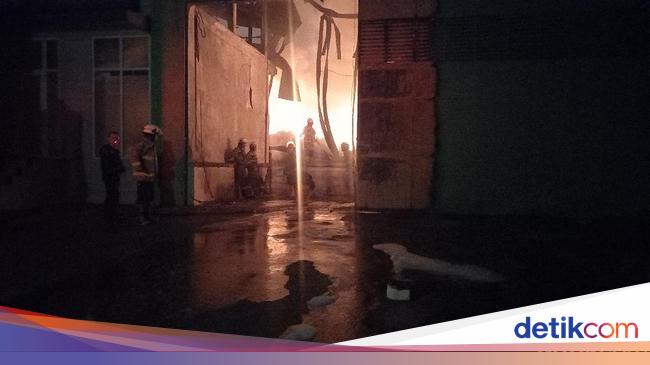 Damkar Ungkap Kendala Memadamkan Kebakaran Pabrik Korek Di Tangerang