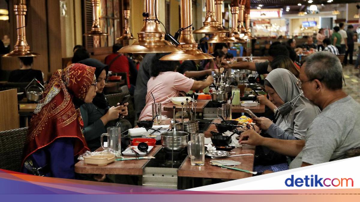 Diskon Sampai 80%, Mal Jakarta Ramai di Akhir Tahun, Restoran Penuh