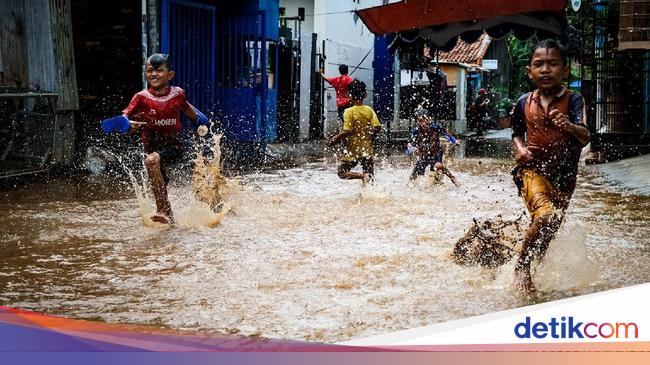 Bahaya! Ini 5 Dampak Anak-anak Bermain Air Banjir