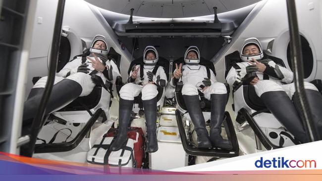 4 Astronauts Return to Earth After 6 Months on the Space Station