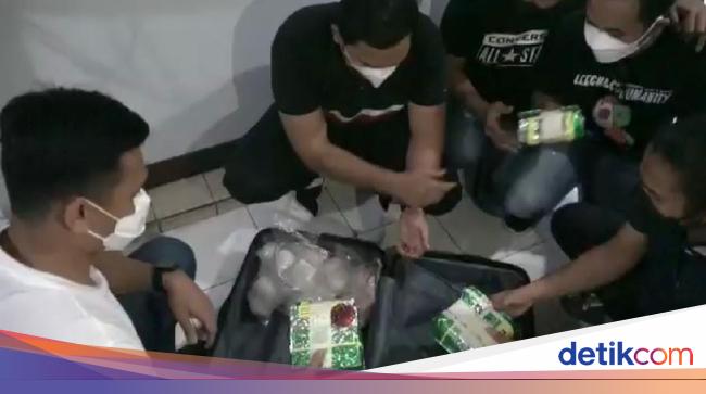 Polisi Tangkap 9 Orang Terkait Narkoba Di Jakbar 5 2 Kg Sabu Disita