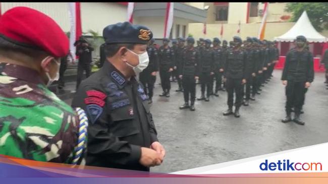 It was raining, Prabowo was awarded an Honorary Citizen of the Police Mobile Brigade