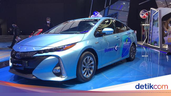 Kapok Taxi Driver Drives Electric Cars Bringing Customers?  This is the word Blue Bird