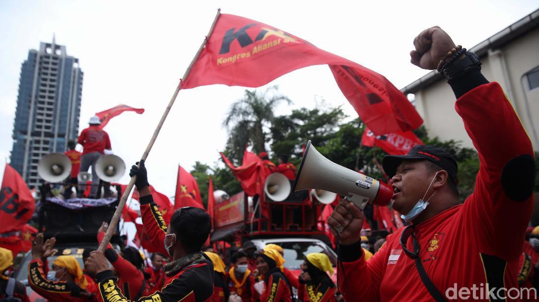 Buruh Geruduk Kemnaker Tuntut Kenaikan UMP 10 Persen