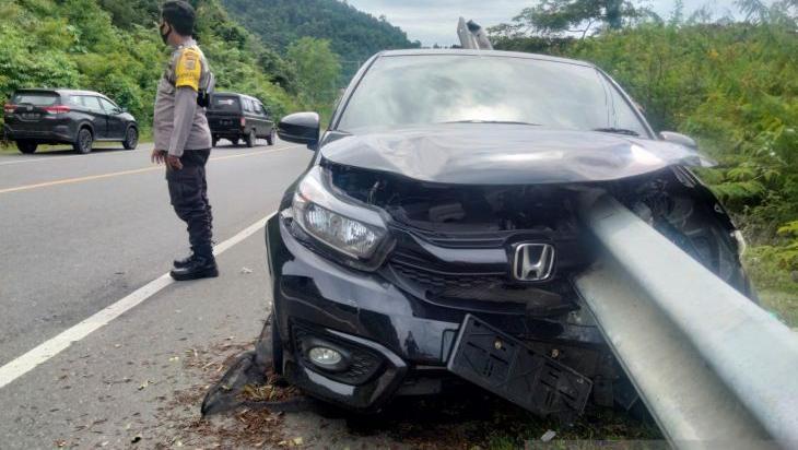 3 Fakta Kecelakaan Berujung Bodi Mobil Ditembus Besi Pembatas Jalan