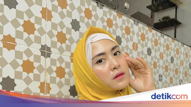 Gaya Istri Ustaz Solmed April Jasmine Naik Moge Ke Mall Dinyinyirin