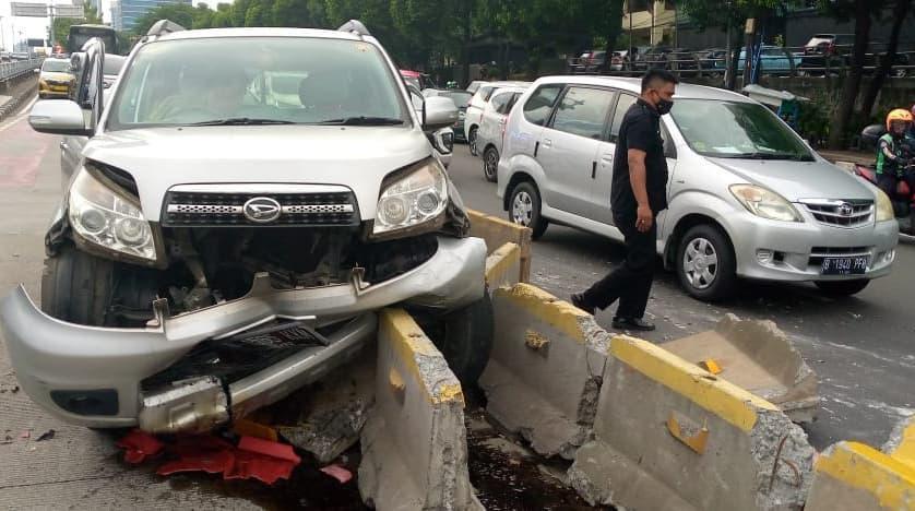 Sopir Ngantuk, Mobil Tabrak Separator Busway Hingga Ringsek Di Jaktim