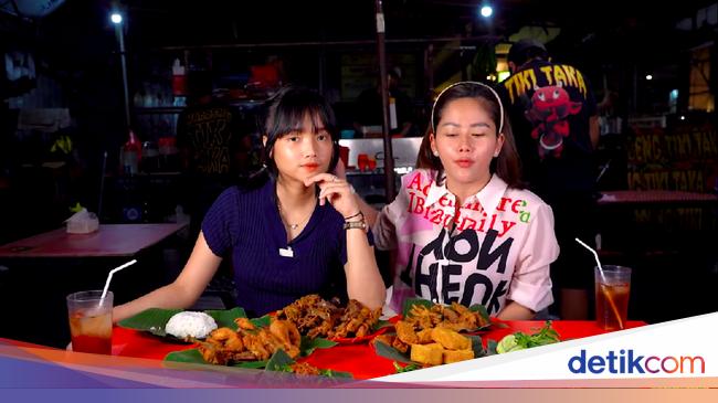 Keseruan Fuji Mukbang Bareng Farida Nurhan di Warung Kaki Lima