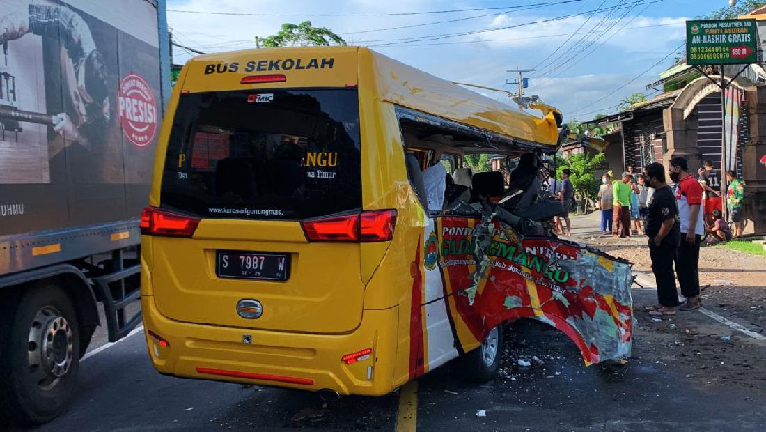 Kesaksian Warga Saat Mobil Rombongan Santri Ditabrak Truk Tewaskan 4 Orang