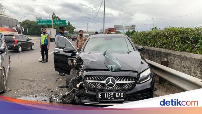 The reckless Mercy driver goes against the road on the highway, causing 3 cars to collide