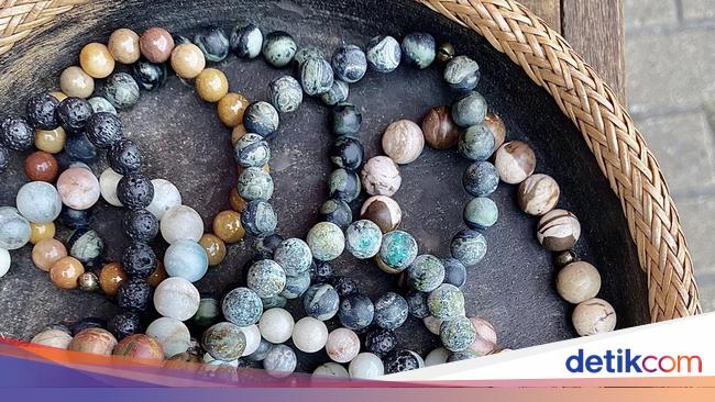 観光客は宝石の購入を拒否、貿易業者は彼を「かわいそうな幽霊」と嘲笑する