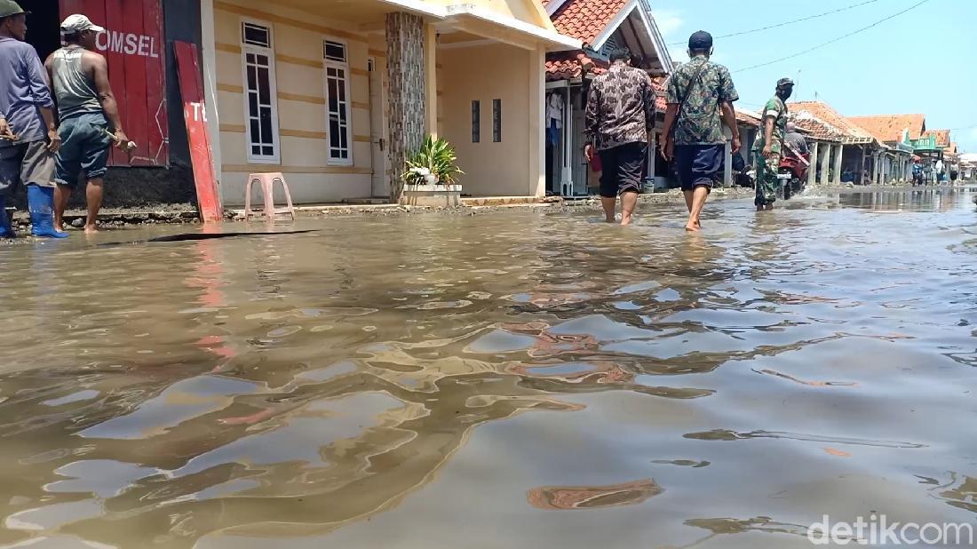 Permukiman Di Pesisir Brebes Terendam Banjir Rob