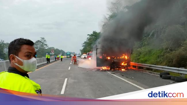 A Bus Loaded with Cargo for Tangerang-Yogya route sold out on fire on the Ungaran toll road