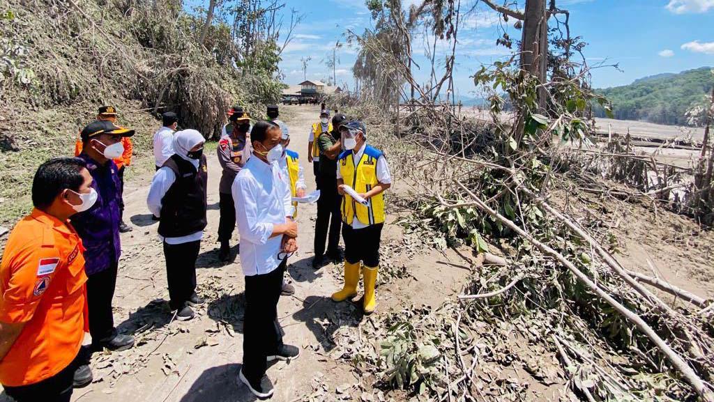 Berkemeja Putih, Jokowi Cek Jembatan Ambruk Gegara Amukan Semeru