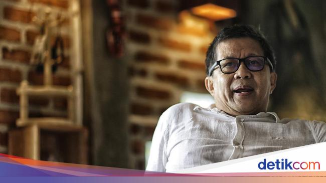 Rocky Gerung Analisis Manuver yang Bikin Mentan Tak Direshuffle