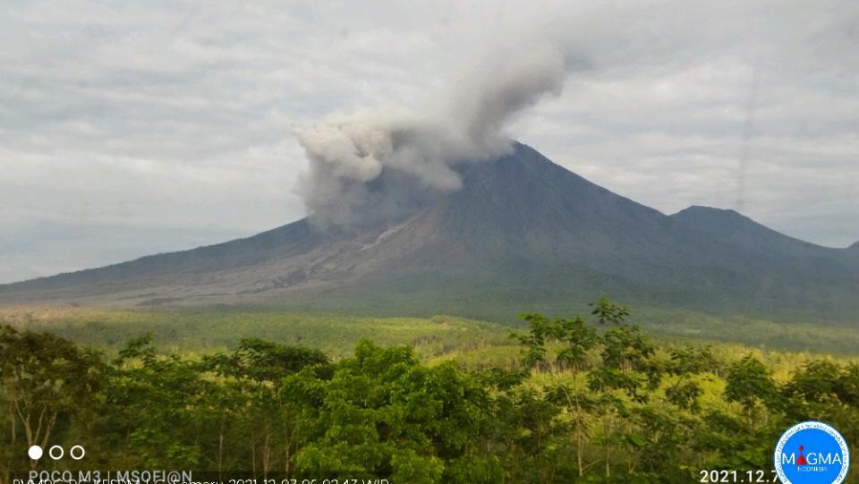 Gunung Semeru Dilaporkan Erupsi 3 Kali Hari Ini