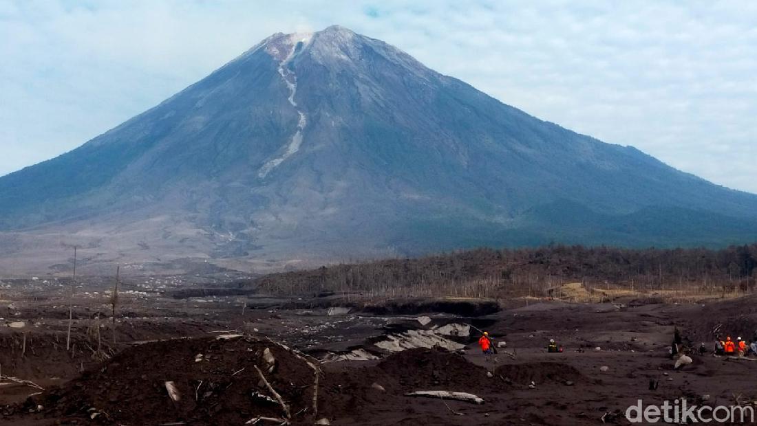 Gunung Semeru Kembali Erupsi Dini Hari Tadi