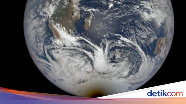 NASA Satellite Captures Earth’s Dark Shadow During Antarctic Eclipse