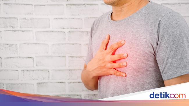 “15 Symptoms of Heart Disease: Watch Out for Chest Pain, Stomach Pain, Sweating, and More”