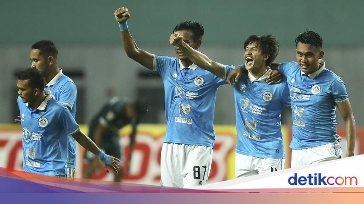 Parkda uchta yalangoch Parkda uchta yalangoch