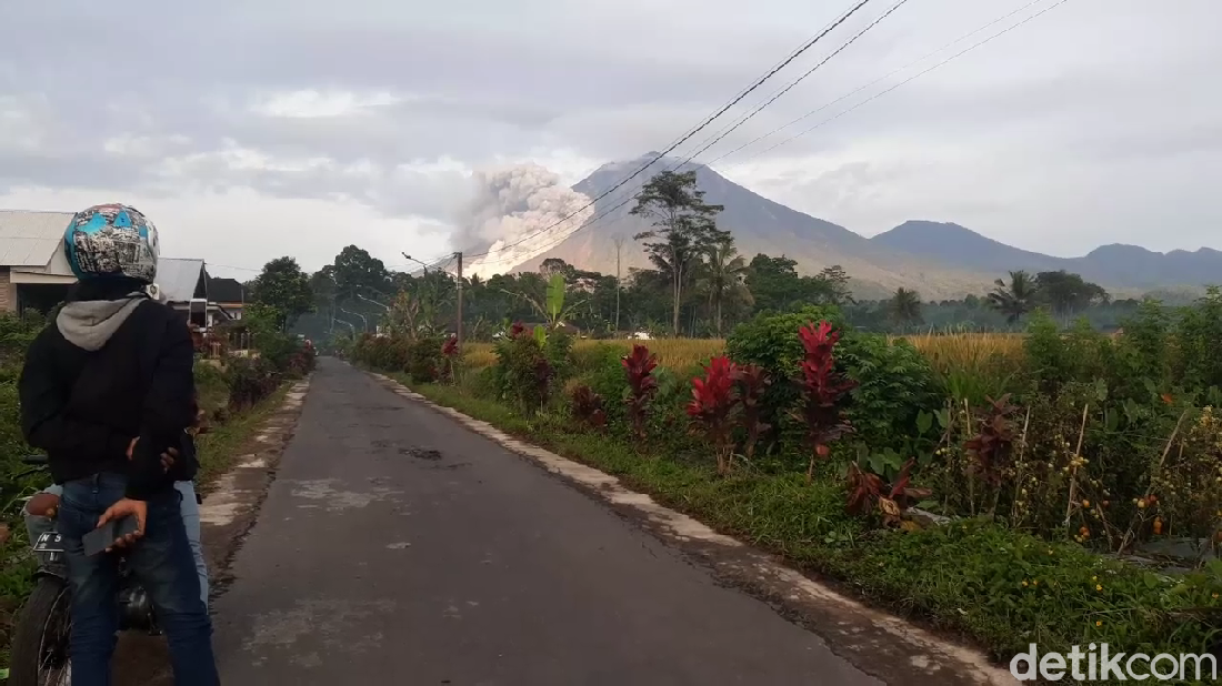 Semeru Keluarkan Awan Panas Sejauh 3 Km