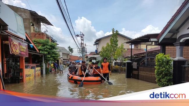 Flood Hits Palembang, Residents Look For The Wako-Wawako Keberadaan