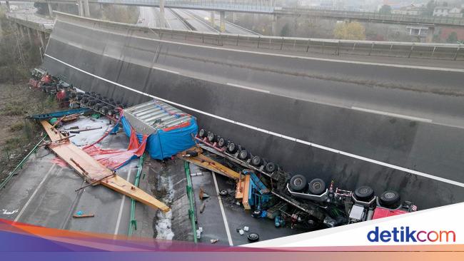 Horror!  Highway Overpass Collapses, Container Truck Looks Like a Toy