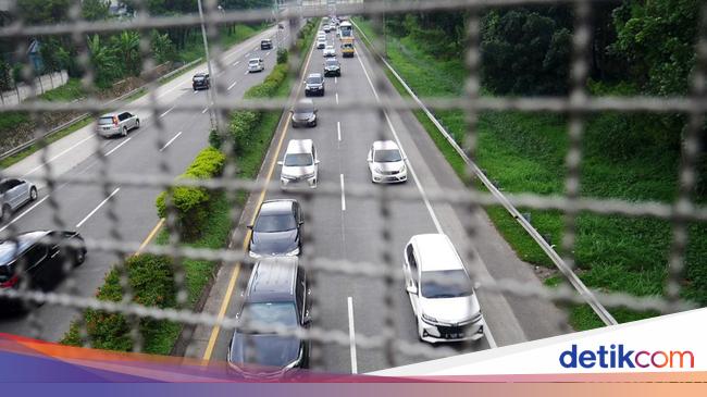 Remember!  Sports cars exceeding 100 km/h on the Jakarta toll road will also be fined