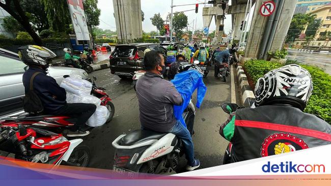 Motor Neduh di Bawah Jembatan Penyeberangan, Siap-siap Ditilang