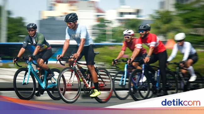 These are the characteristics of a cyclist snatching a Photographer at the Senayan Flyover