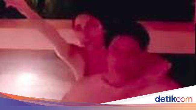 Amazing Zikri Daulay Carrying and Kissing with Ayu Aulia in Bali