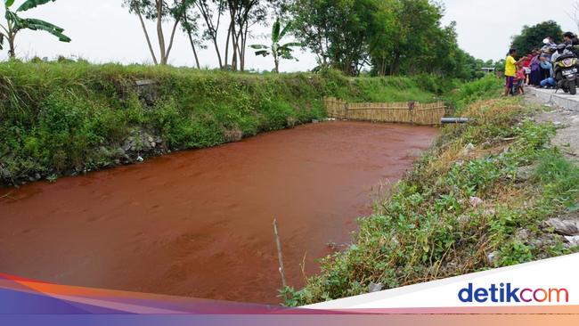 Hiii Air Sungai Di Mojokerto Ini Warnanya Jadi Merah Darah