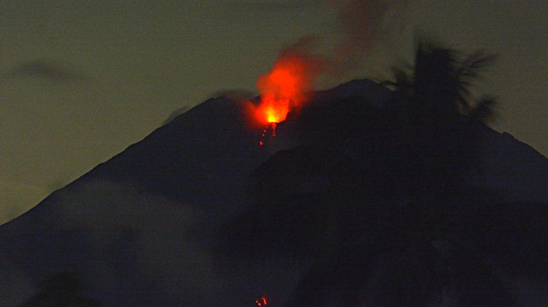 Potret Gunung Semeru Muntahkan Lava Pijar