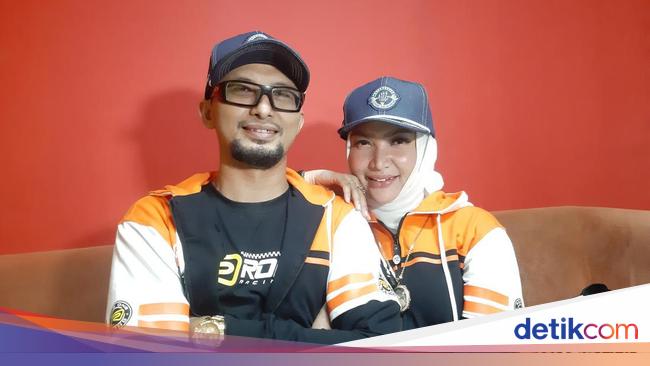 Roro Fitria sues her husband for divorce