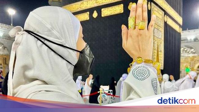 Viral Artist Blasphemed for Pose Showing Jewelry in Front of the Kaaba