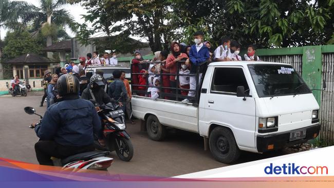 Antusiasme Siswa Bandung Naik Mobil Bak Terbuka ke Lokasi Vaksinasi