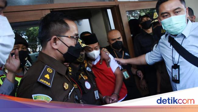 Regrets raping 13 female students, Herry Wirawan asks for a reduced sentence