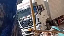 Ngeri.. Truk Nyangkut di Bibir Jurang Selama 3 Hari Gegara Ikuti ...