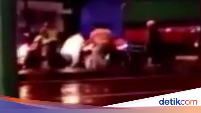 Viral body car guards ambushed by police in Lamongan