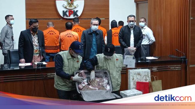 KPK shows off suitcase money confiscated from North Penajam Paser Regent