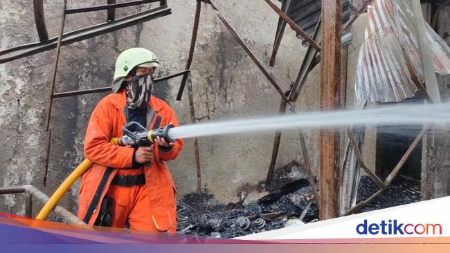 Lapak Barang Bekas di Jatibening Bekasi Kebakaran, Dipicu Bakar Sampah