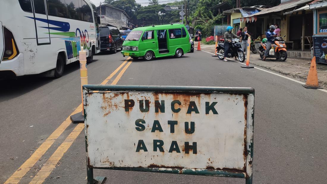 Polisi Mulai Batasi Kendaraan Besar Masuk Jalur Alternatif Puncak Bogor