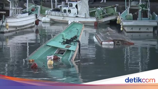 Tsunami Impacted by Mount Tonga Eruption, Fishing Boats in Japan Overturned