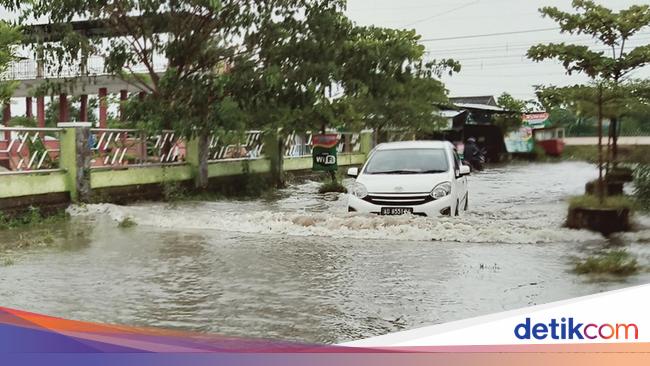 Foto Foto Jalan Di Klaten Yang Sempat Banjir Hingga Bikin Mobil Mogok 3275