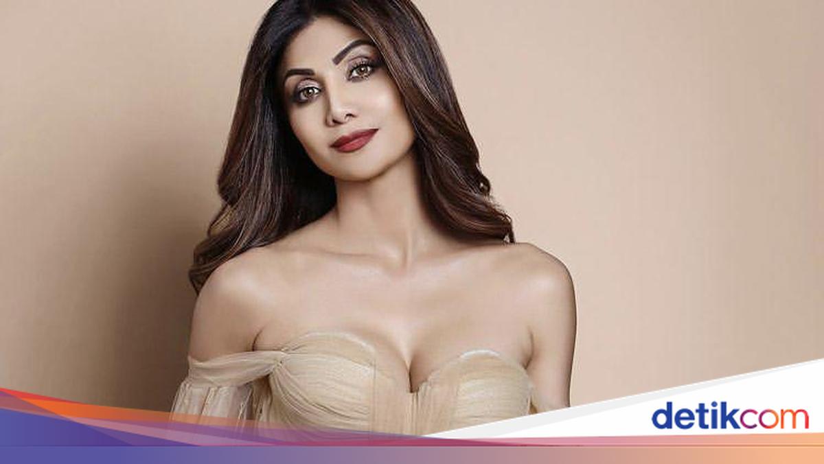 Tabiiy kokraklar bilan porno filmlar onlayn Qizlar fotosuratlarda yigitning jinsiy azosiga qarashadi