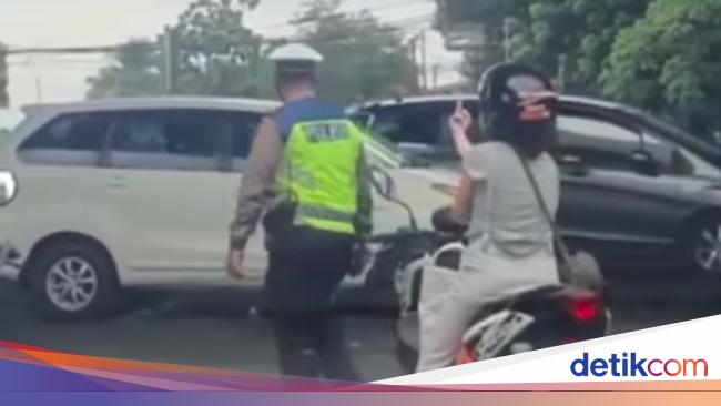 go viral!  Woman Motorist Raises Middle Finger to Police in East Jakarta