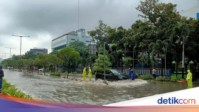 After heavy rain, Tanjung Duren, West Jakarta, flooded 60 cm!